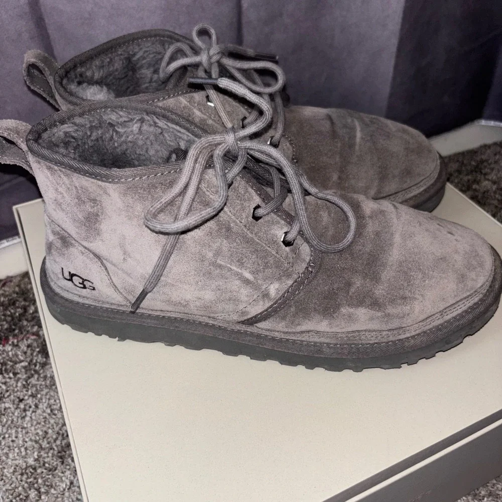 UGG Neumel Chukka Suede Boots Mens Size 11 Charcoal Grey Cozy Casual Sheepskin